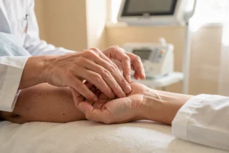 Examen de la peau de l'avant-bras par un médecin