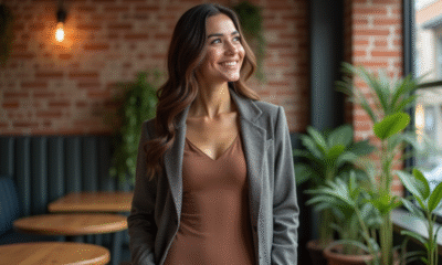 Femme élégante dans un café urbain moderne pour l'article