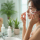 Jeune femme appliquant une creme visage devant miroir naturel