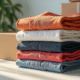 Pile de vetements tendance avec emballages eco pour expédition